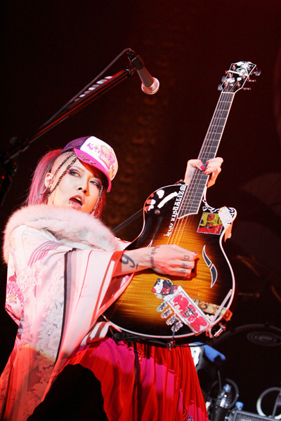 雅 MIYAVI WORLD TOUR 2009 ~ 2010 パンフレット 3月にベストアルバム「FAN'S BEST」とライブドキュメントDVD