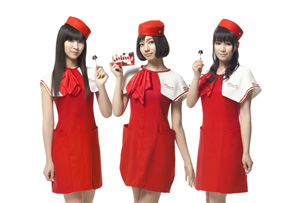 Perfume ピノ　pino ポスター　ピノエアライン  2009 Perfume、ピノ新CMでキャビンアテンダントに | BARKS