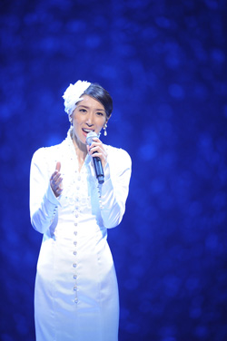 春野寿美礼、結婚後初のウェディングドレス姿を披露 | BARKS