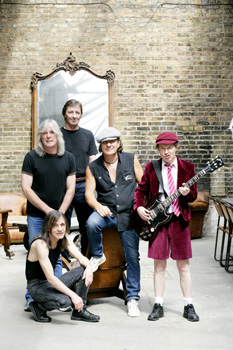 AC/DC　2008　さいたまスーパーアリーナ　ネクタイ AC／DC、9年ぶりの日本公演開幕。2万人が熱狂＆絶叫
