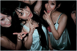 SCANDAL、1stアルバムがデイリー3位、エロすぎ写真集付き限定盤