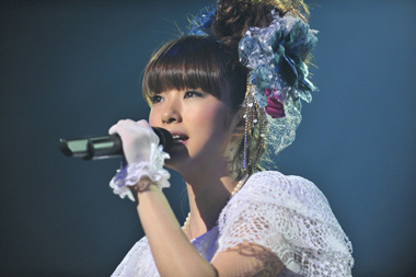 上戸彩、笑顔満開のライブDVD登場 | BARKS