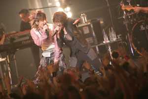 Ken（L'Arc～en～Ciel）単独ライヴにTETSUYA登場 | BARKS