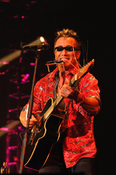 長渕剛、ギター1本で計121曲を熱唱した怒涛の全国ツアー | BARKS