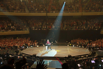 郷ひろみ、武道館バースデイライヴを独占放送 | BARKS