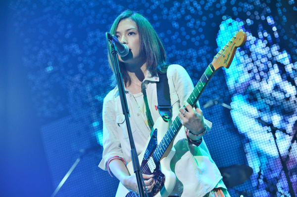 YUI、武道館に生声が響き渡る至極の時 | BARKS