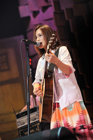 YUI、武道館に生声が響き渡る至極の時 | BARKS