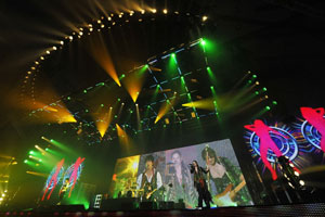 L'Arc～en～Cielリーダーtetsuya、メンバーと6000人のファンから
