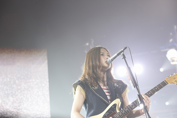 YUI、2万人熱狂の武道館2daysで思わず涙 | BARKS