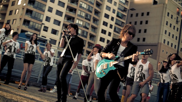 B'zの新曲「GO FOR IT,BABY – キオクの山脈 -」が「ペプシ