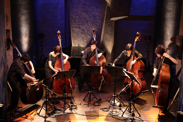 噂のコントラバス・アンサンブルBLACK BASS QUINTET、初のホール
