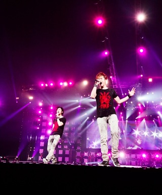 東方神起 ソウルコンサート サークル with フーディ 赤 パーカー アンコン 東方神起、ソウルアンコールコンサートの感動をもう一度！公演