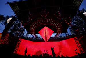 L'Arc～en～Ciel、ロックバンド初の国立競技場ライヴに11万人