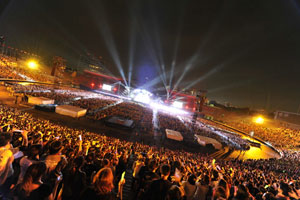 L'Arc～en～Ciel、ロックバンド初の国立競技場ライヴに11万人
