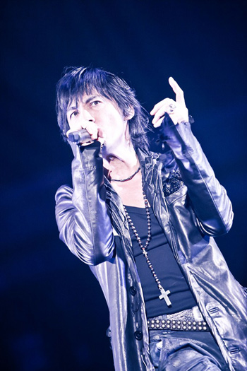 氷室京介 貴重なシングル集 Amazon.co.jp: SINGLES - 氷室京介: ミュージック