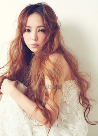 デビュー20周年の安室奈美恵、公式facebookが20万「いいね