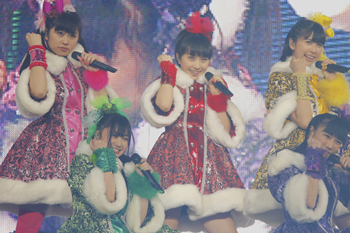ももいろクローバーZ/ももいろクリスマス2012～さいたまスーパーアリーナ大会… ももクロXmasライブ2DAYS「目の前の壁は大きな夢」 - 音楽ナタリー