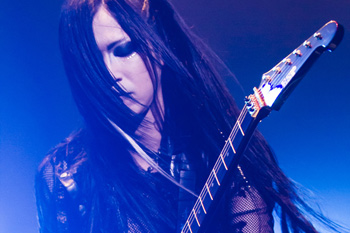 ラクリマ・クリスティー、壮絶32枚組DVD+CDボックスは衝撃の破格