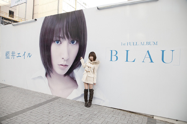 秋葉原に10メートル超の藍井エイル出現 | BARKS