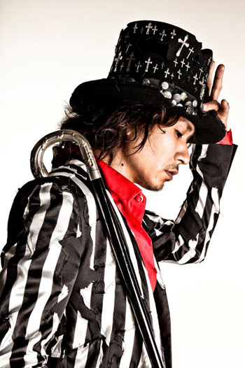 Ken (L'Arc～en～Ciel) がFenderとのコラボTシャツを発売、ソロ