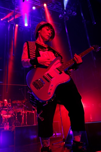 ライブレポート】VAMPS、籠城型ZEPPツアー＜VAMPS LIVE 2013