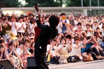 高橋優、路上ライブに1200人が熱狂＆初の日本武道館公演を発表