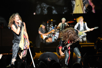 B&#39;z エアロスミス AEROSONIC 2013 リストバンド 2個セット 640.jpg