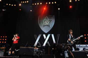 B'z エアロスミス エアロソニック 2013 リストバンド 2個セット B'z エアロスミス AEROSONIC 2013 リストバンド 2個セッ 公式