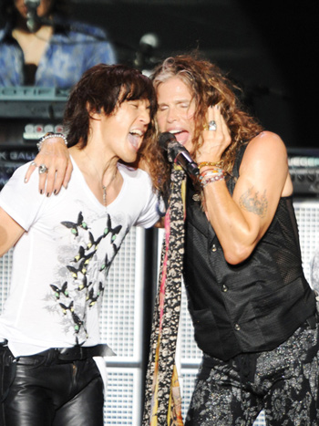 B'z エアロスミス エアロソニック 2013 リストバンド 2個セット B'z エアロスミス エアロソニック 2013 リストバンド 2個セット