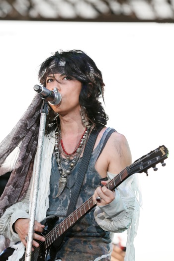 ライヴレポート】VAMPS、＜VAMPS LIVE 2013[BEAST PARTY]＞初日