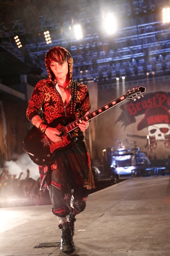 ライヴレポート】VAMPS、＜VAMPS LIVE 2013[BEAST PARTY]＞初日
