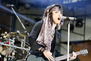 ライヴレポート】VAMPS、＜VAMPS LIVE 2013[BEAST PARTY]＞二日