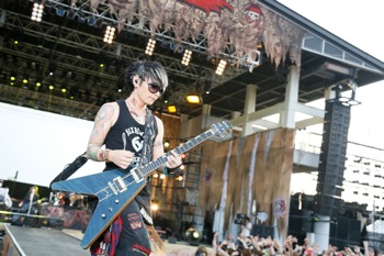 ライヴレポート】VAMPS、＜VAMPS LIVE 2013[BEAST PARTY]＞二日