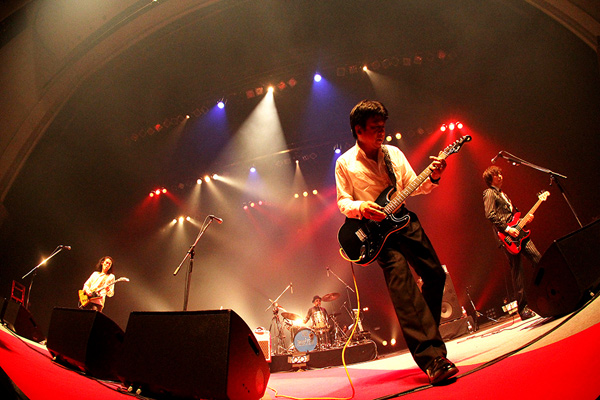 THE ROOSTERS、地元福岡でのライブをドキュメントDVD化 | BARKS