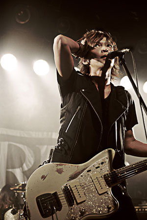 ライヴレポート】INORAN、ツアー開幕「何もためらわず、暴れよう