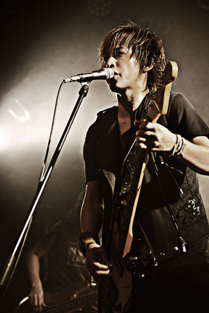 ライヴレポート】INORAN、ツアー開幕「何もためらわず、暴れよう