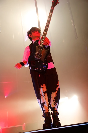 VAMPSセット ライヴレポート】VAMPS、ZEPP TOKYO公演“UNDER 20 ONLY”で「言う