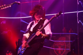 VAMPSセット ライヴレポート】VAMPS、ZEPP TOKYO公演“UNDER 20 ONLY”で「言う