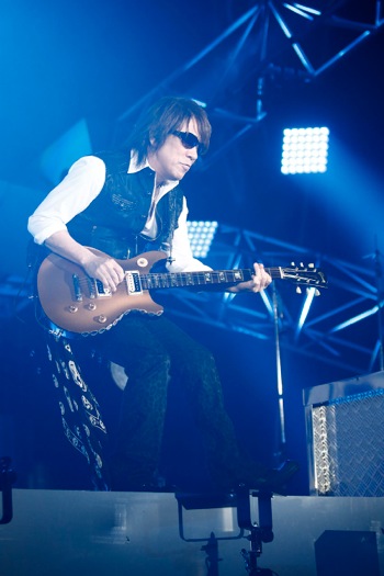 ライブレポート】B'z、＜B'z LIVE-GYM Pleasure 2013 -ENDLESS