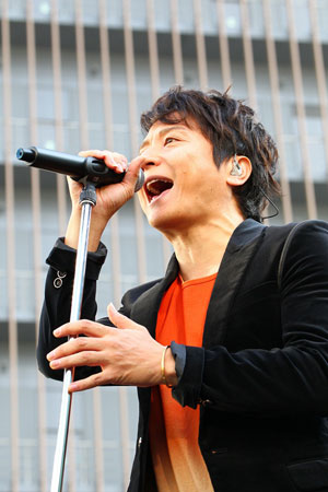 ポルノグラフィティ、大阪にて13年ぶり路上ライブを満喫 | BARKS
