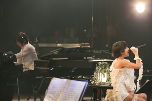 ライブレポート】Salyu、一夜限りの記念プレミアムライブ