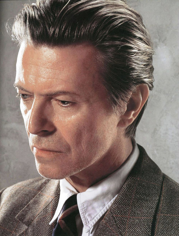 デビッド・ボウイ ホログラム 豪華版 ロック デヴィッド・ボウイ、豪華5CD+BLU-RAYの6枚組豪華ボックス