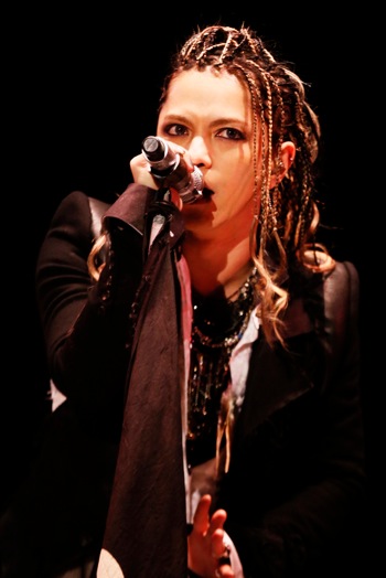 ライヴレポート】L'Arc～en～Ciel、国立競技場に光と炎の一大