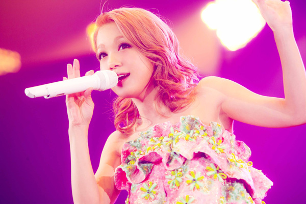 西野カナ、ヒット曲満載＆多彩な衣装・豪華演出のステージに注目
