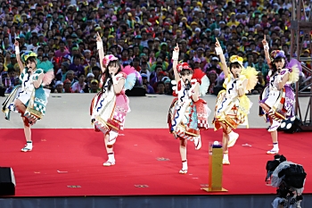 ももクロ、日産スタジアムにて“桃神祭”開催。新曲「MOON PRIDE