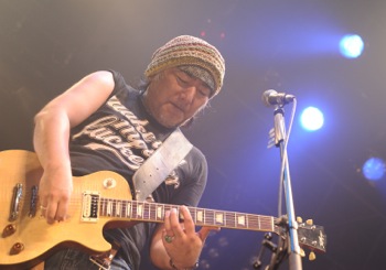 J、17年間バンドを支えた盟友ギタリスト藤田高志が勇退 | BARKS
