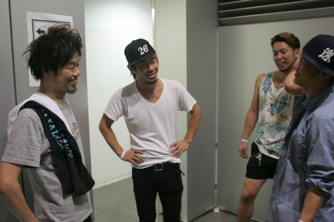 舞台裏レポ】＜SATANIC CARNIVAL＞、10-FEET×GOOD4NOTHING「似