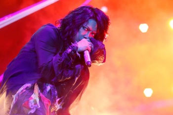 インタビュー】VAMPS、2015年疾風怒濤のライヴを語る「初心に