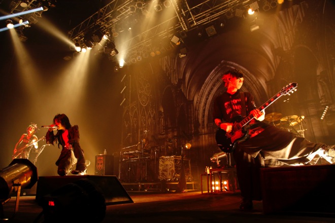 ライヴレポート】VAMPS、Nothing's Carved In Stoneとの＜JOINT