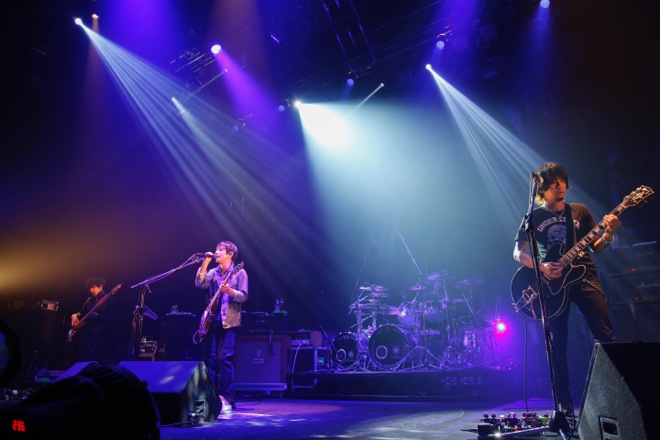ライヴレポート】VAMPS、Nothing's Carved In Stoneとの＜JOINT